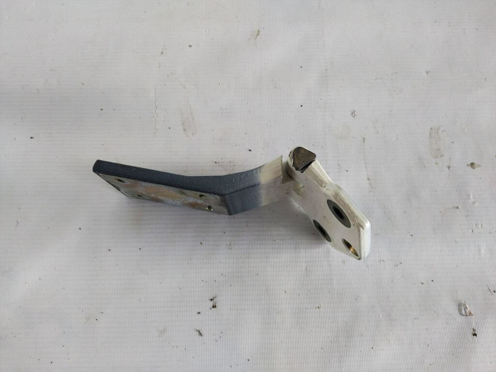 петля двери б/у - 2